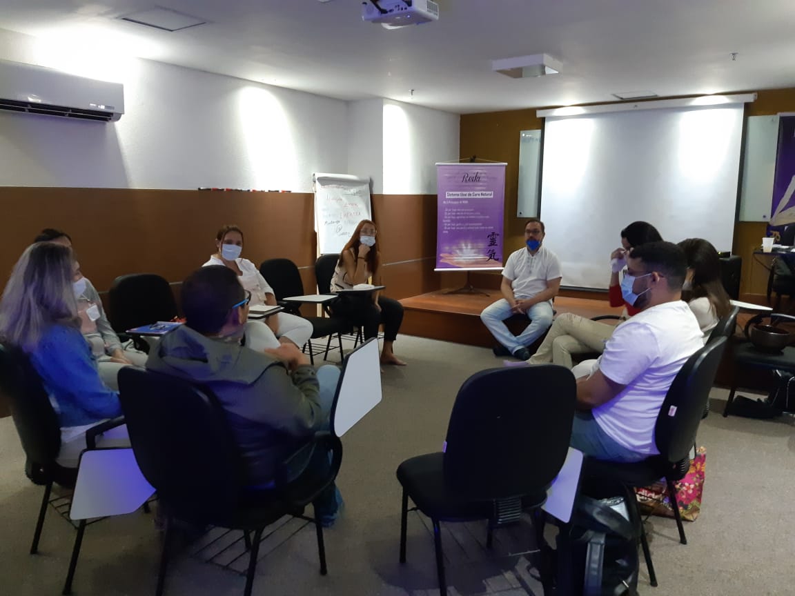 Turma de REIKI durante a vivência em grupo