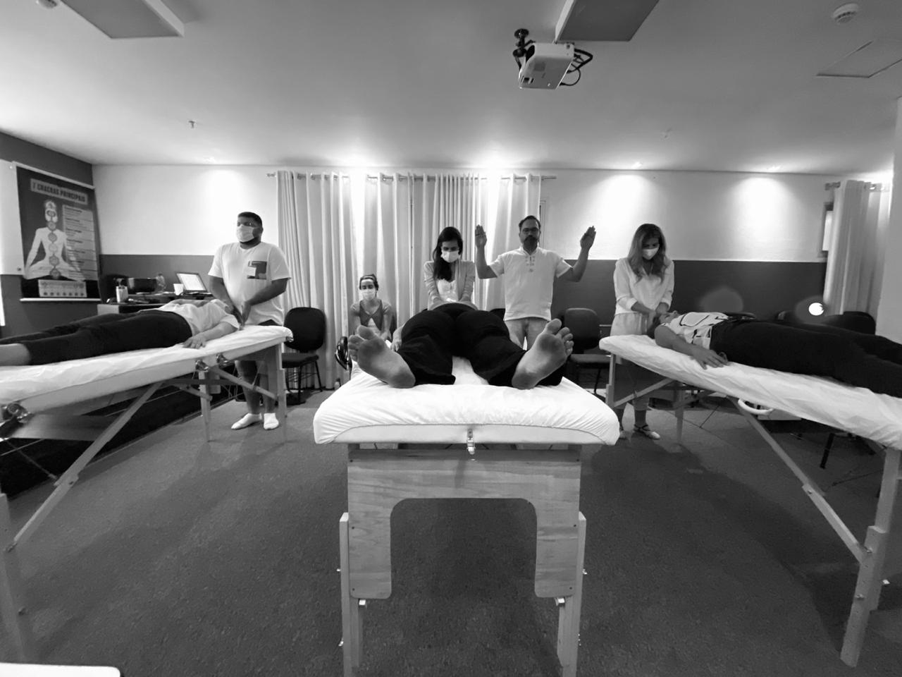 Treinamento das posições das mãos no REIKI